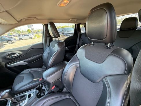 Used 2018 Jeep Cherokee Latitude Plus AWD/4WD image 13