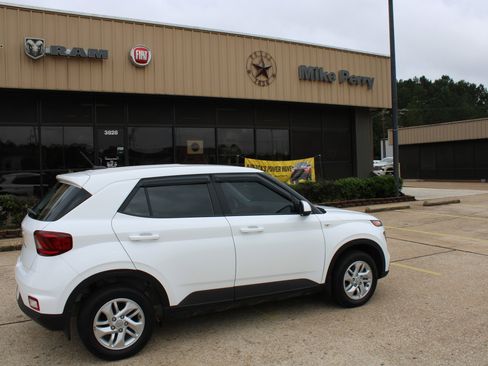 Used 2025 Hyundai Venue SE FWD image 6