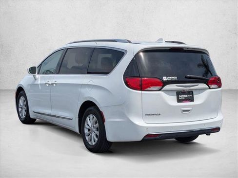 Used 2018 Chrysler Pacifica Touring-L FWD image 8
