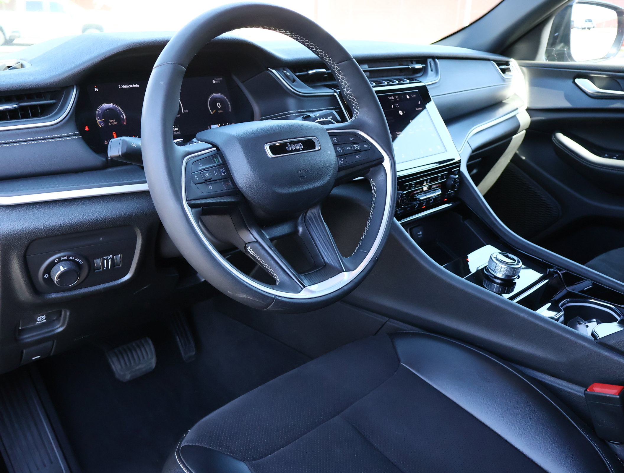 Used 2023 Jeep Grand Cherokee Altitude AWD/4WD image 3