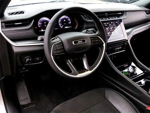 Used 2023 Jeep Grand Cherokee Altitude image 9