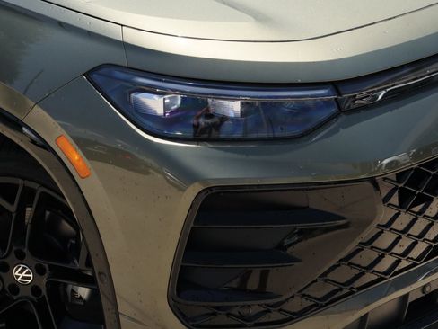 New 2026 Volkswagen Tiguan SE R-Line FWD image 2