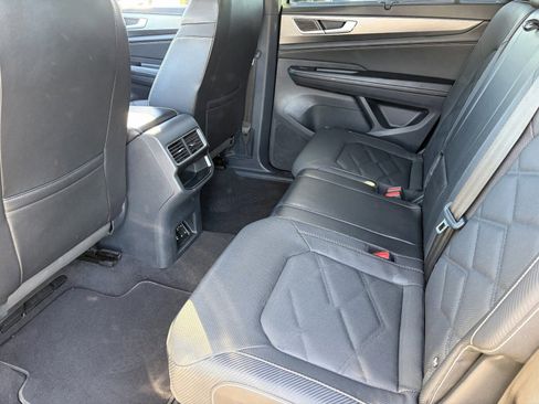 Used 2024 Volkswagen Atlas Cross Sport SE FWD image 18