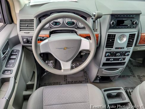 Used 2009 Chrysler Town & Country LX FWD image 14