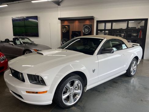 Used 2009 Ford Mustang GT Premium RWD image 2