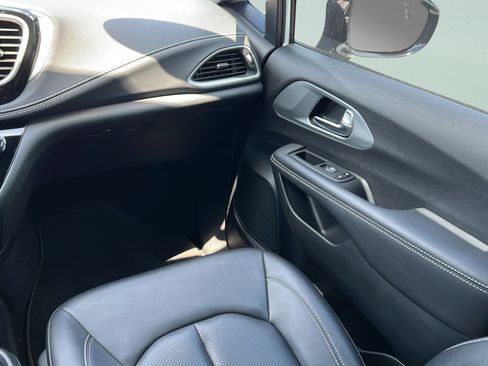 Used 2024 Chrysler Pacifica Limited w/ Uconnect Theater Family Group FWD image 15