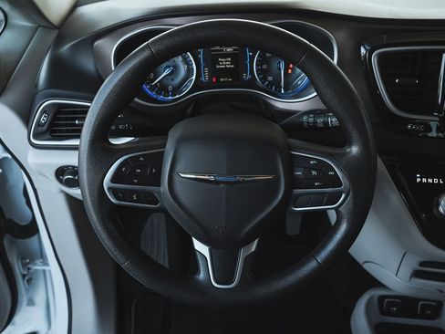 Used 2017 Chrysler Pacifica Touring image 27