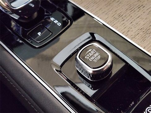 Used 2025 Volvo XC90 B6 Plus image 21