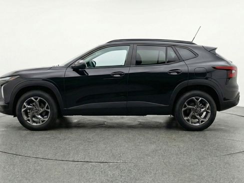 Used 2025 Chevrolet Trax LT w/ LT Convenience Package image 4