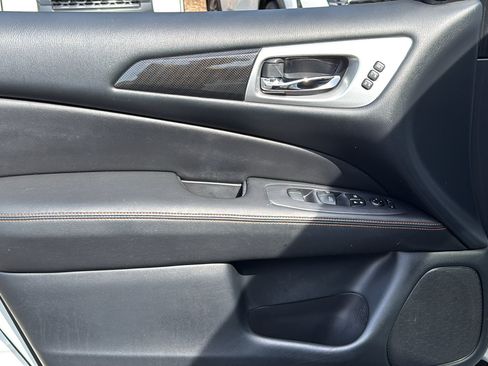 Used 2020 Nissan Pathfinder SL AWD/4WD image 6