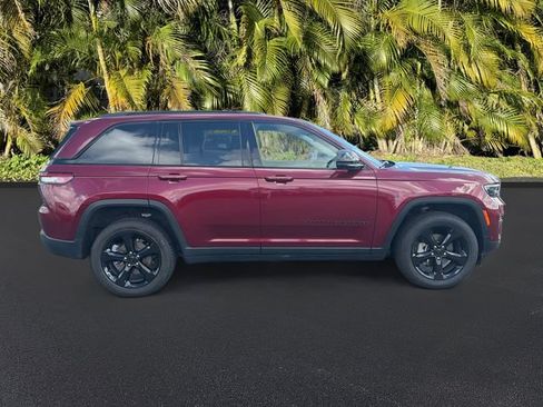 Used 2023 Jeep Grand Cherokee Limited w/ Luxury Tech Group II RWD image 4