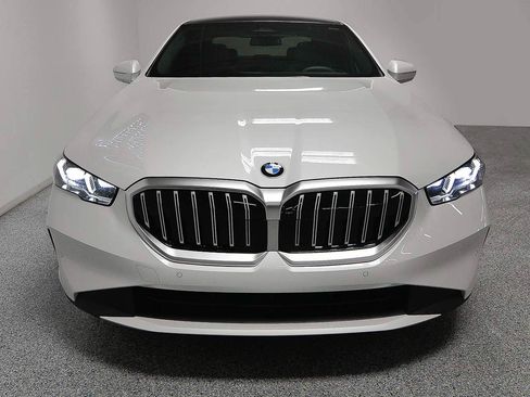 Used 2026 BMW 530i w/ Executive Package RWD image 2