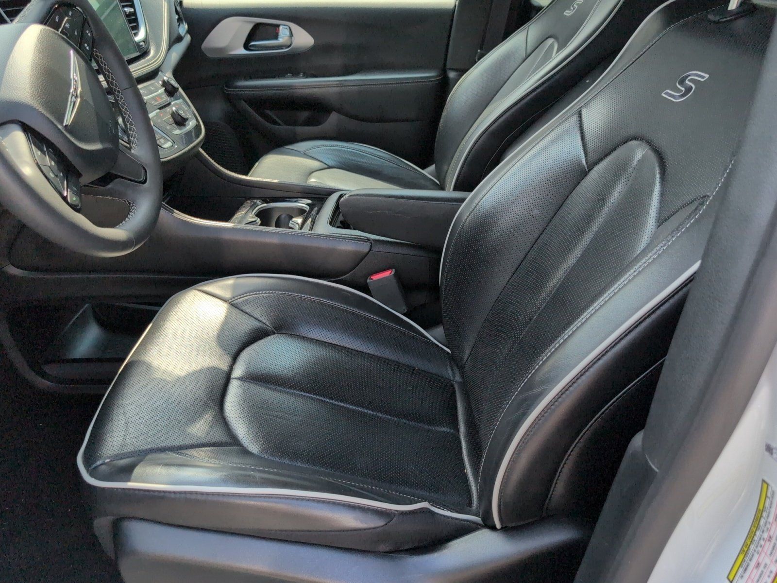 Used 2025 Chrysler Pacifica Limited FWD image 5
