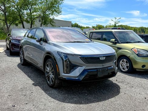 Used 2026 Cadillac Optiq Sport 2 AWD/4WD image 9