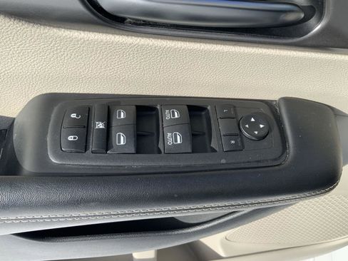 Used 2022 Chrysler Pacifica Touring-L image 24