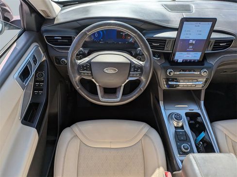 Used 2020 Ford Explorer Platinum w/ Premium Technology Package image 18