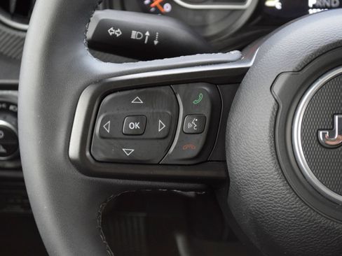 Used 2025 Jeep Gladiator Mojave w/ Convenience Group AWD/4WD image 9