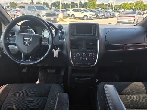 Used 2020 Dodge Grand Caravan SE image 12