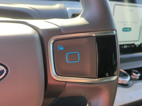 Used 2025 Ford Expedition Active AWD/4WD image 19