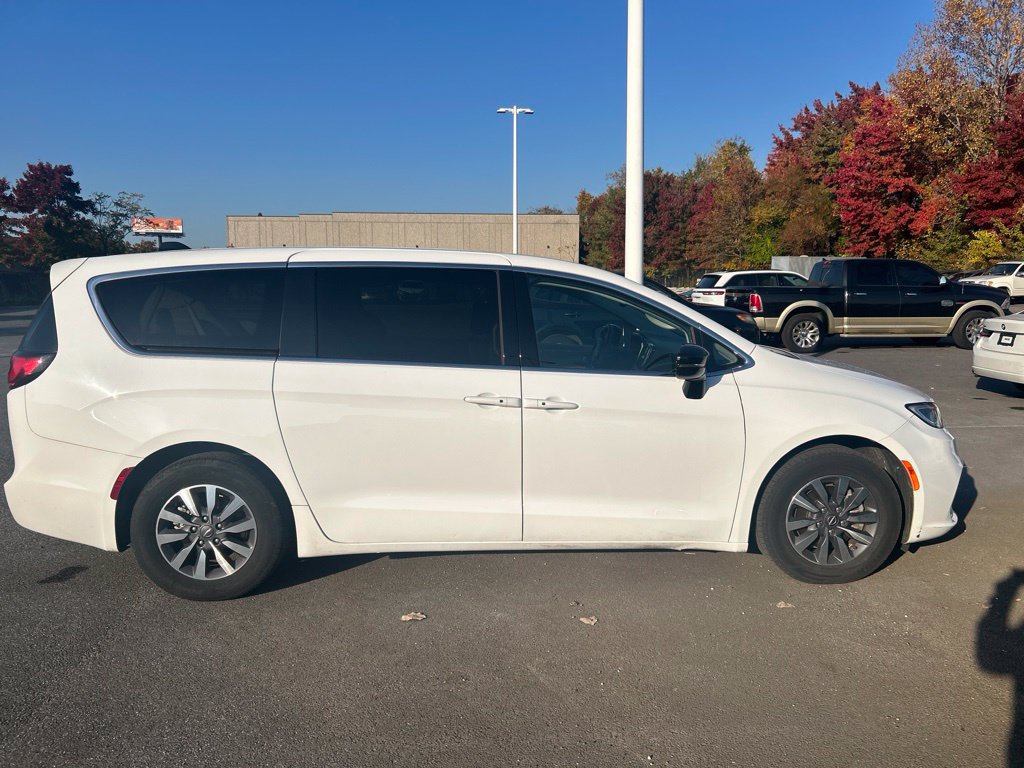 Used 2024 Chrysler Pacifica Limited FWD image 4
