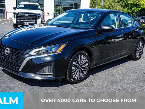 Used 2025 Nissan Altima 2.5 SV FWD image 2