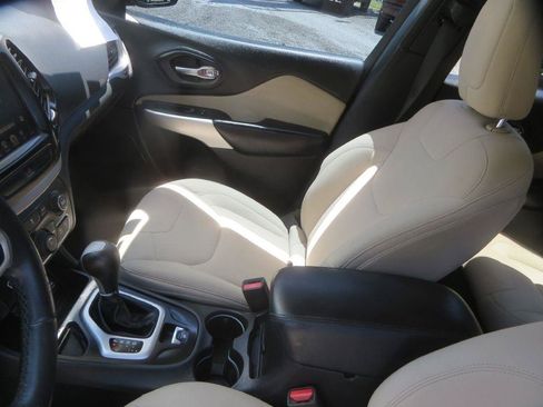 Used 2017 Jeep Cherokee Latitude w/ Safety/Convenience Group FWD image 21