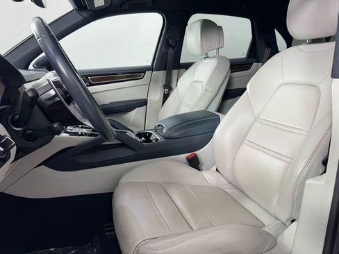 Used 2022 Porsche Cayenne AWD/4WD image 12