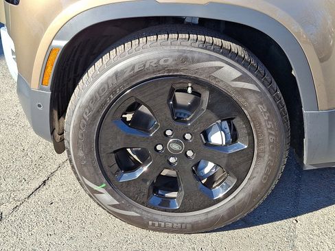 Used 2025 Land Rover Defender 110 S image 9