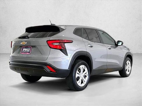 Used 2024 Chevrolet Trax LS FWD image 2