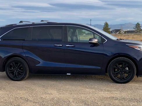 Used 2022 Toyota Sienna Platinum image 9