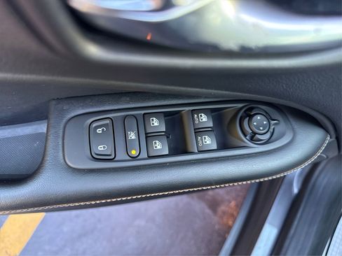 Used 2018 Jeep Compass Latitude w/ Cold Weather Group image 32