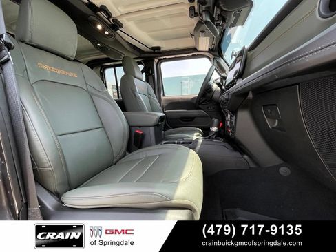 Used 2025 Jeep Gladiator Mojave w/ Convenience Group AWD/4WD image 30