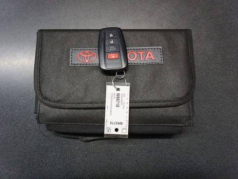 Used 2023 Toyota Highlander LE image 19