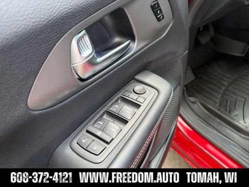Used 2025 Chrysler Pacifica Select FWD image 19