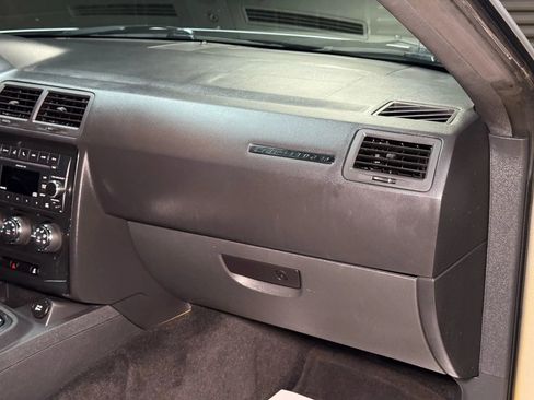 Used 2011 Dodge Challenger image 37