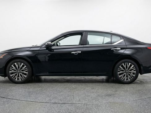 Used 2025 Nissan Altima 2.5 SV FWD image 5