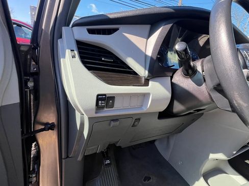 Used 2019 Toyota Sienna XLE FWD image 23