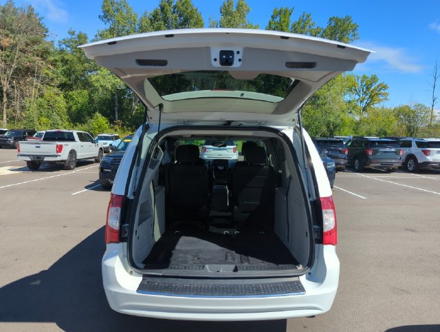 Used 2016 Chrysler Town & Country Touring w/ Driver Convenience Group FWD image 18