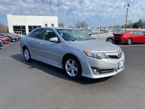 Used 2014 Toyota Camry SE image 1