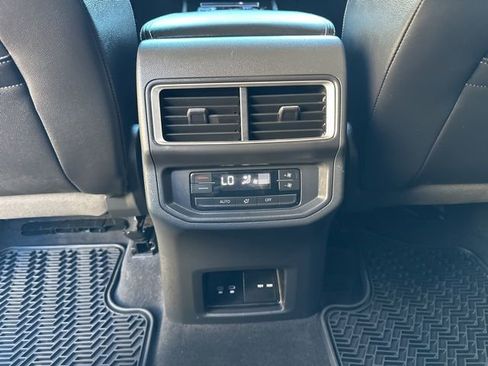 Used 2024 Volkswagen Atlas SE image 31