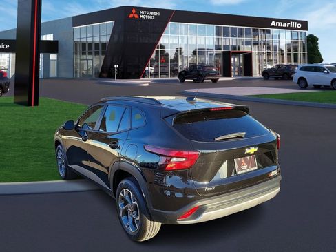 Used 2025 Chevrolet Trax LT image 2
