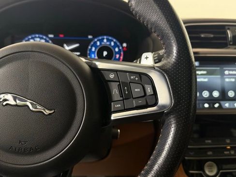 Used 2020 Jaguar F-PACE SVR image 39