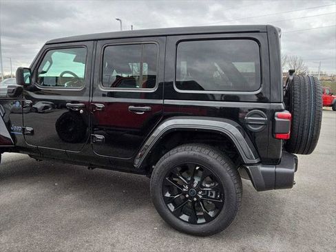 Used 2025 Jeep Wrangler Unlimited Sahara w/ Safety Group image 8