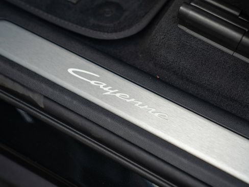 Certified 2025 Porsche Cayenne E-Hybrid AWD/4WD image 12