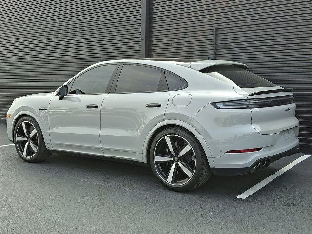 Certified 2025 Porsche Cayenne Turbo AWD/4WD image 3