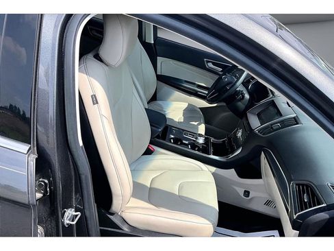 Used 2019 Ford Edge Titanium w/ Cold Weather Package AWD/4WD image 9