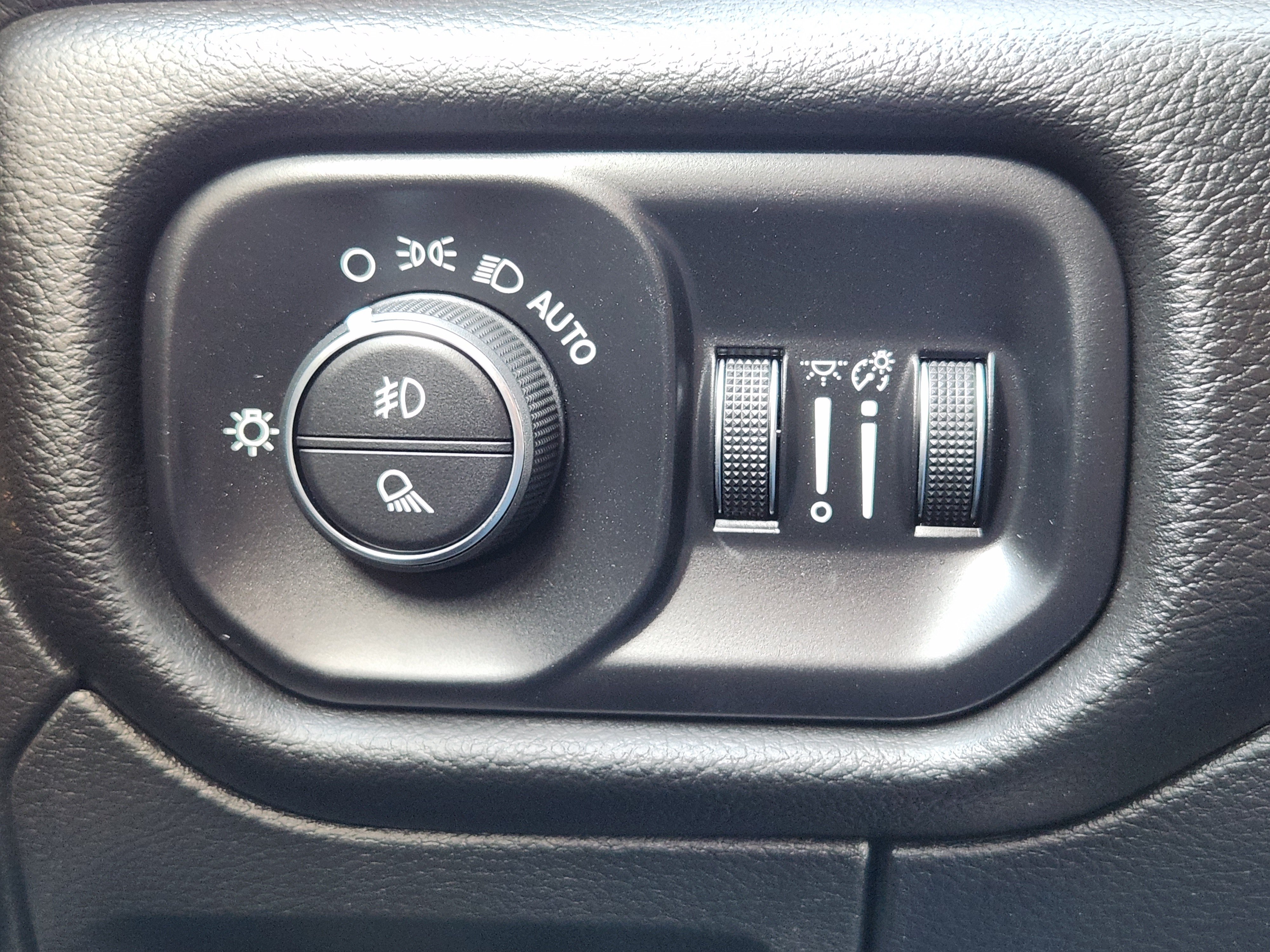 Used 2023 RAM 1500 Laramie AWD/4WD image 21