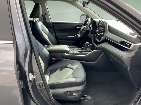 Used 2024 Toyota Highlander XLE image 22