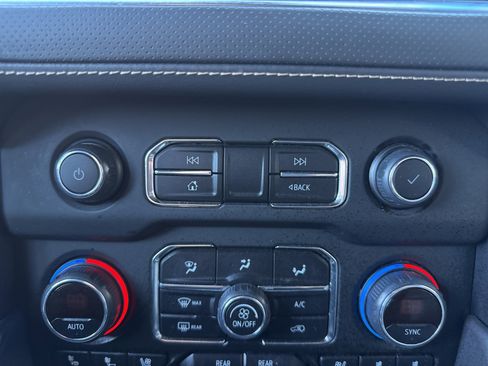 Used 2023 Chevrolet Suburban Premier image 28