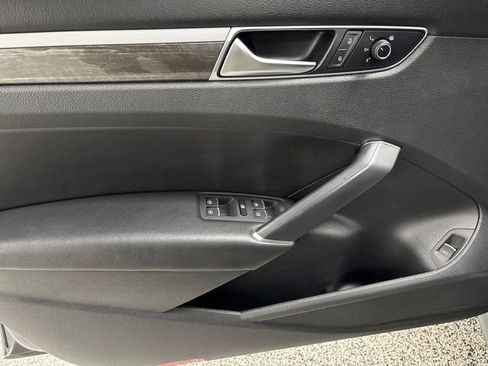 Used 2016 Volkswagen Passat 1.8T SEL Premium image 10
